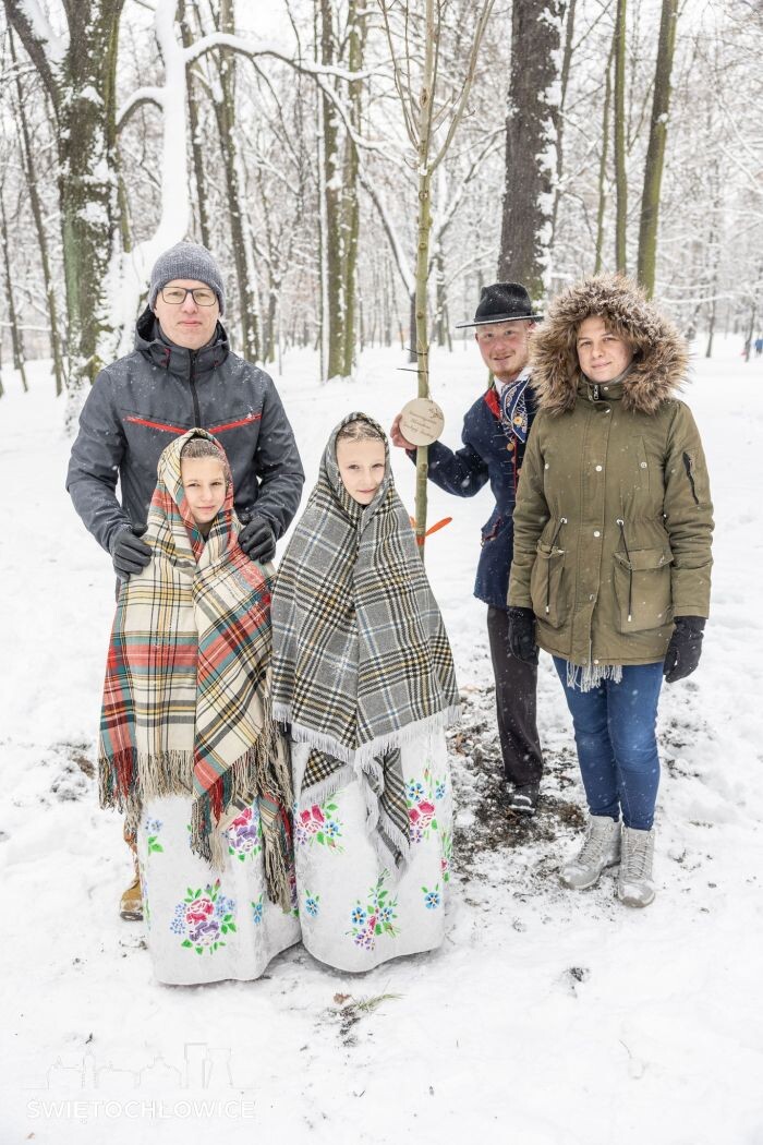 Stowarzyszenia i organizacje ze Świętochłowic sadzą drzewa w Parku Heiloo/fot. FB Daniel Beger