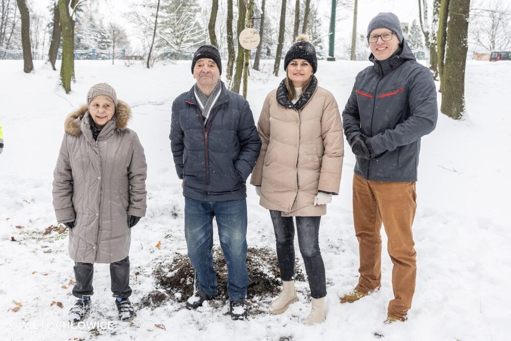 Stowarzyszenia i organizacje ze Świętochłowic sadzą drzewa w Parku Heiloo/fot. FB Daniel Beger