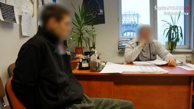 Dwaj pseudokibice pobili przechodnia. W ich samochodzie policjanci znaleźli maczety