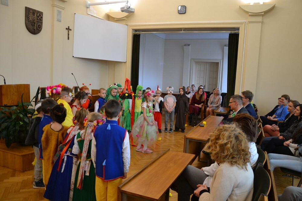 Prezydent Miasta, Przewodniczący RM oraz pracownicy Urzędu Miejskiego mieli niezwykłą okazję obejrzeć wspaniały wiosenny spektakl dzieci z Przedszkola Miejskiego nr 4. Po spektaklu była okazja do wspólnych zabaw i tańców.