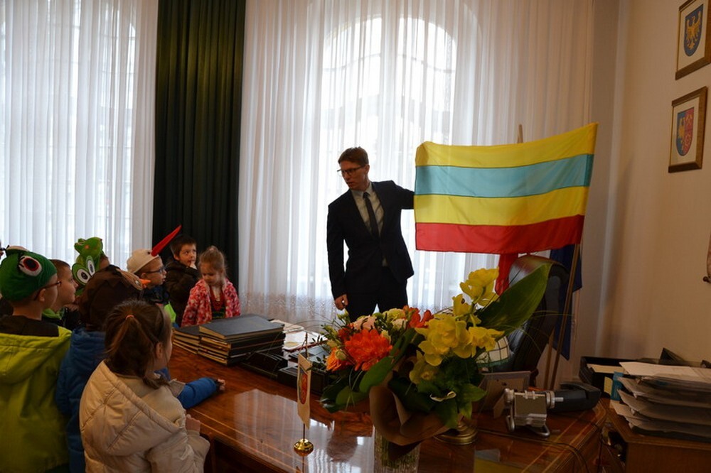 Prezydent Miasta, Przewodniczący RM oraz pracownicy Urzędu Miejskiego mieli niezwykłą okazję obejrzeć wspaniały wiosenny spektakl dzieci z Przedszkola Miejskiego nr 4. Po spektaklu była okazja do wspólnych zabaw i tańców.