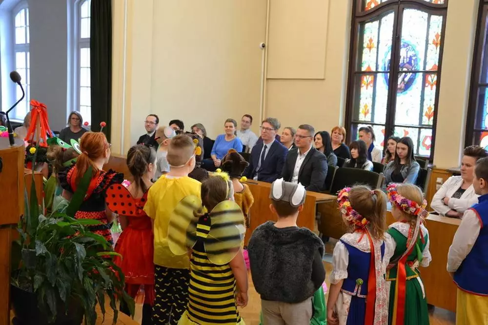 Prezydent Miasta, Przewodniczący RM oraz pracownicy Urzędu Miejskiego mieli niezwykłą okazję obejrzeć wspaniały wiosenny spektakl dzieci z Przedszkola Miejskiego nr 4. Po spektaklu była okazja do wspólnych zabaw i tańców.