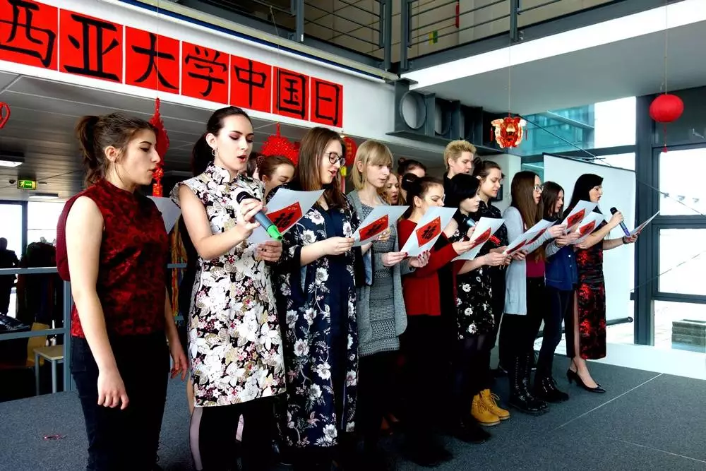 W pierwszy Dzień Wiosny, odbył się Dzień Chiński w Uniwersytecie Śląskim.Podczas tego wydarzenia uczniowie ZSO nr 1 mieli okazję obejrzeć mnóstwo ciekawych występów w wykonaniu studentów grup tłumaczeniowych z językiem chińskim, m.in.: taniec z wachlarzami, przedstawienie "Śpiąca Królewna" po chińsku, recytację chińskiej poezji, występy wokalne, pokaz taiji i wiele innych.