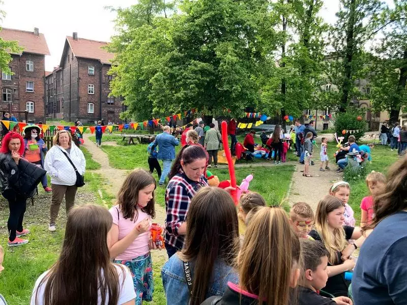 1 czerwca w Lipinach z okazji Dnia Dziecka zorganizowano wielki festyn dla małych bohaterów. Były atrakcje sportowe, taneczne i plastyczne. Animatorzy malowali dzieciom buzie i tworzyli dla nich zwierzęta z balonów. Imprezę organizowała Sekcja Aktywności Lokalnej i Świetlicy Środowiskowej „Promyk” Ośrodka Pomocy Społecznej w Świętochłowicach wraz ze Stowarzyszeniem Śląskie Centrum Rozwoju Organizacji Pozarządowych i Wolontariatu "Cezar", w ramach projektu „Nowe szanse i możliwości”. Świętochłowicki Dzień Dziecka świętowano na placu zabaw „Echoj”, który znajduje się z tyłu budynku CKŚ „Grota” – Lipiny. Na dzieci czekała moc atrakcji. Animatorzy przygotowali rozmaite zabawy, były atrakcje taneczne, sportowe i plastyczne. Każdy mógł zaprezentować swoje umiejętności malarskie, tworząc obrazy na folii, a także przyjrzeć się eksperymentom naukowym. Uczestnicy wydarzenia brali udział w rozmaitych konkursach, było też malowanie buziek i tworzenie zwierzątek z balonów.