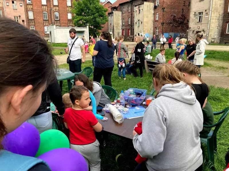 1 czerwca w Lipinach z okazji Dnia Dziecka zorganizowano wielki festyn dla małych bohaterów. Były atrakcje sportowe, taneczne i plastyczne. Animatorzy malowali dzieciom buzie i tworzyli dla nich zwierzęta z balonów. Imprezę organizowała Sekcja Aktywności Lokalnej i Świetlicy Środowiskowej „Promyk” Ośrodka Pomocy Społecznej w Świętochłowicach wraz ze Stowarzyszeniem Śląskie Centrum Rozwoju Organizacji Pozarządowych i Wolontariatu "Cezar", w ramach projektu „Nowe szanse i możliwości”. Świętochłowicki Dzień Dziecka świętowano na placu zabaw „Echoj”, który znajduje się z tyłu budynku CKŚ „Grota” – Lipiny. Na dzieci czekała moc atrakcji. Animatorzy przygotowali rozmaite zabawy, były atrakcje taneczne, sportowe i plastyczne. Każdy mógł zaprezentować swoje umiejętności malarskie, tworząc obrazy na folii, a także przyjrzeć się eksperymentom naukowym. Uczestnicy wydarzenia brali udział w rozmaitych konkursach, było też malowanie buziek i tworzenie zwierzątek z balonów.