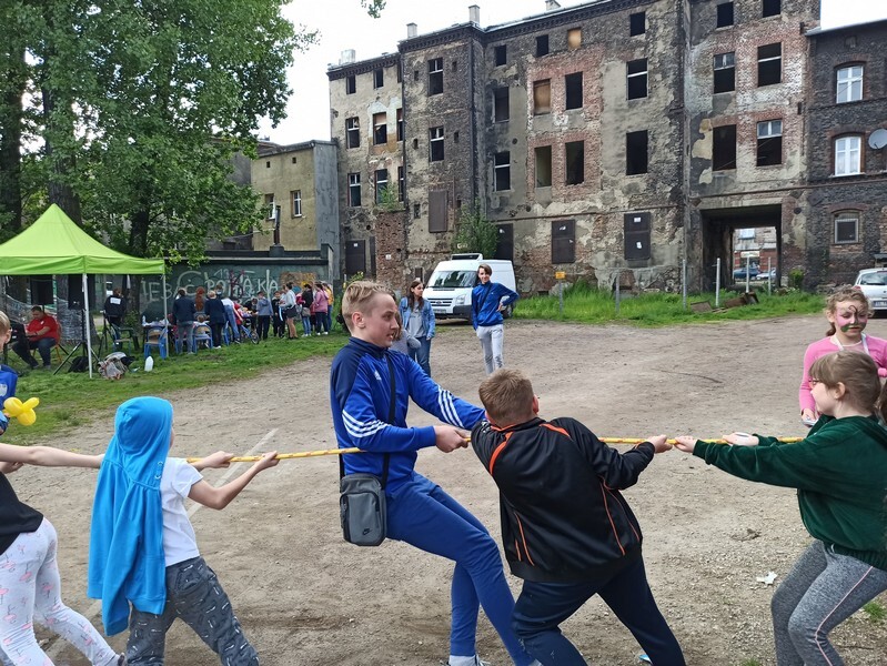 1 czerwca w Lipinach z okazji Dnia Dziecka zorganizowano wielki festyn dla małych bohaterów. Były atrakcje sportowe, taneczne i plastyczne. Animatorzy malowali dzieciom buzie i tworzyli dla nich zwierzęta z balonów. Imprezę organizowała Sekcja Aktywności Lokalnej i Świetlicy Środowiskowej „Promyk” Ośrodka Pomocy Społecznej w Świętochłowicach wraz ze Stowarzyszeniem Śląskie Centrum Rozwoju Organizacji Pozarządowych i Wolontariatu "Cezar", w ramach projektu „Nowe szanse i możliwości”. Świętochłowicki Dzień Dziecka świętowano na placu zabaw „Echoj”, który znajduje się z tyłu budynku CKŚ „Grota” – Lipiny. Na dzieci czekała moc atrakcji. Animatorzy przygotowali rozmaite zabawy, były atrakcje taneczne, sportowe i plastyczne. Każdy mógł zaprezentować swoje umiejętności malarskie, tworząc obrazy na folii, a także przyjrzeć się eksperymentom naukowym. Uczestnicy wydarzenia brali udział w rozmaitych konkursach, było też malowanie buziek i tworzenie zwierzątek z balonów.