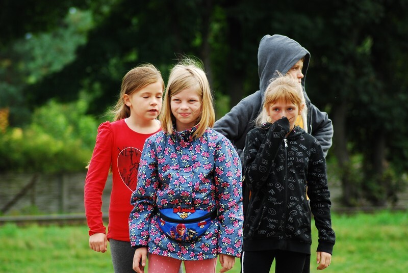 Dzień Sąsiada w Lipinach, czyli wielkie święto lokalnej społeczności. Tradycyjnie, jak co roku, w Lipinach odbył się Dzień Sąsiada. Pogoda nie rozpieszczała, ale uczestnikom wielkiego świętowania to nie przeszkadzało. Na polanie na „Matyldzie” pojawił się prawdziwy tłum. Było malowanie buziek, balony, dmuchańce i animacje. Każdy mógł też skosztować serwowanych ciast i posłuchać muzyki.