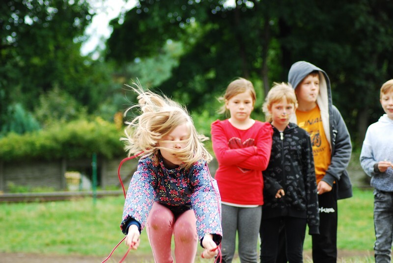 Dzień Sąsiada w Lipinach, czyli wielkie święto lokalnej społeczności. Tradycyjnie, jak co roku, w Lipinach odbył się Dzień Sąsiada. Pogoda nie rozpieszczała, ale uczestnikom wielkiego świętowania to nie przeszkadzało. Na polanie na „Matyldzie” pojawił się prawdziwy tłum. Było malowanie buziek, balony, dmuchańce i animacje. Każdy mógł też skosztować serwowanych ciast i posłuchać muzyki.