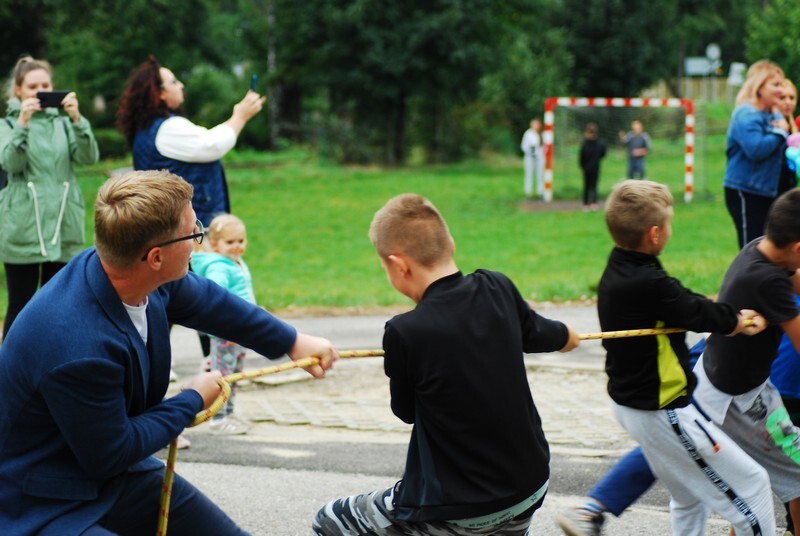 Dzień Sąsiada w Lipinach, czyli wielkie święto lokalnej społeczności. Tradycyjnie, jak co roku, w Lipinach odbył się Dzień Sąsiada. Pogoda nie rozpieszczała, ale uczestnikom wielkiego świętowania to nie przeszkadzało. Na polanie na „Matyldzie” pojawił się prawdziwy tłum. Było malowanie buziek, balony, dmuchańce i animacje. Każdy mógł też skosztować serwowanych ciast i posłuchać muzyki.