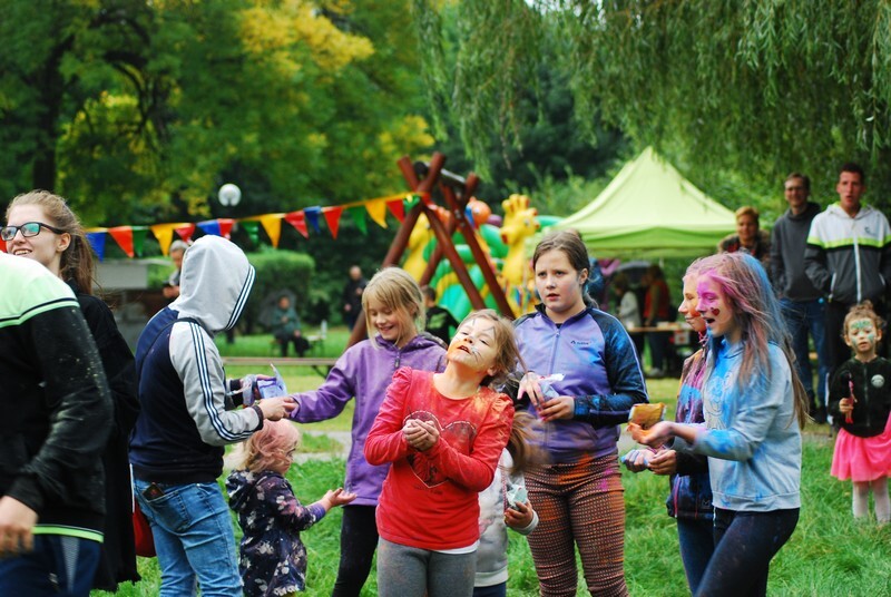 Eksplozja Kolorów w Świętochłowicach: W sobotę, 18 września, na trenie Matyldy odbył się Dzień Sąsiada, popularna impreza integrująca lokalną społeczność. W jej ramach zorganizowano też Eksplozję Kolorów. Zobaczcie zdjęcia z tego wydarzenia!