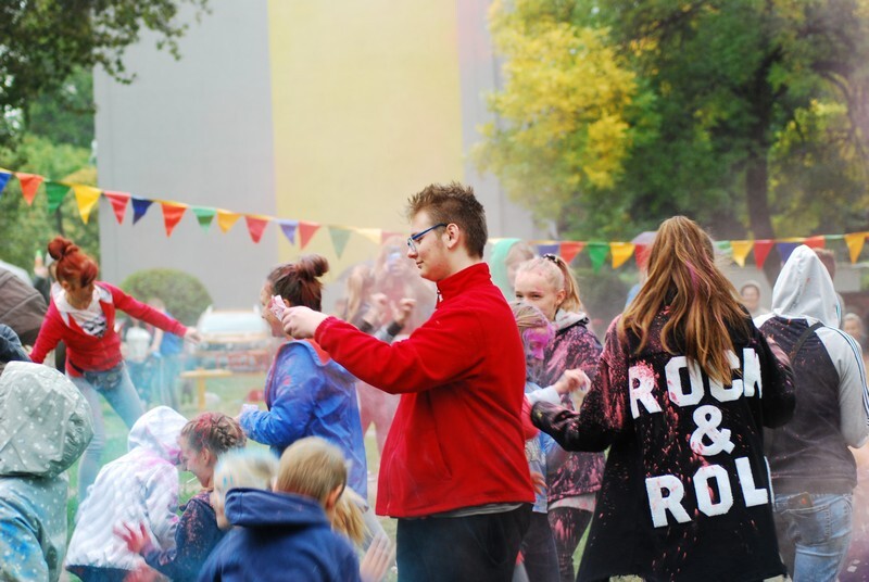 Eksplozja Kolorów w Świętochłowicach: W sobotę, 18 września, na trenie Matyldy odbył się Dzień Sąsiada, popularna impreza integrująca lokalną społeczność. W jej ramach zorganizowano też Eksplozję Kolorów. Zobaczcie zdjęcia z tego wydarzenia!