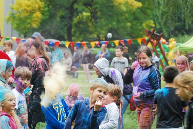 Eksplozja Kolorów w Świętochłowicach: W sobotę, 18 września, na trenie Matyldy odbył się Dzień Sąsiada, popularna impreza integrująca lokalną społeczność. W jej ramach zorganizowano też Eksplozję Kolorów. Zobaczcie zdjęcia z tego wydarzenia!