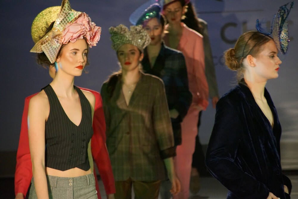 W sobotę odbyła się IV edycja Fashion Inside, wielkiego święta Mody! Coroczne wydarzenie ma promować młodych, zdolnych Projektantów oraz łączyć Modę z szeroko pojętą Kulturą.