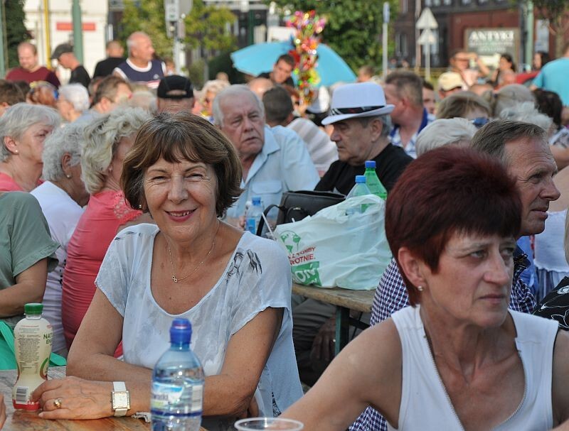 W sobotę na Placu Słowiańskim w Lipinach odbył się ostatni w tym roku Festyn Dzielnicowy, podczas którego zaśpiewali - Mirosław Jędrowski, Piotr Herdzina, Śląskie Trio Piotra Szefera i Hanys Bynd.