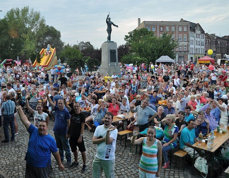 W sobotę na Placu Słowiańskim w Lipinach odbył się ostatni w tym roku Festyn Dzielnicowy, podczas którego zaśpiewali - Mirosław Jędrowski, Piotr Herdzina, Śląskie Trio Piotra Szefera i Hanys Bynd.