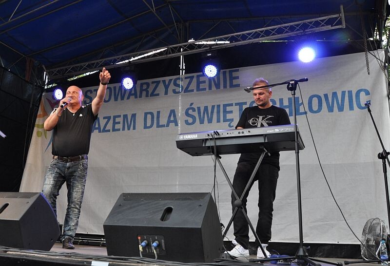 W sobotę na Placu Słowiańskim w Lipinach odbył się ostatni w tym roku Festyn Dzielnicowy, podczas którego zaśpiewali - Mirosław Jędrowski, Piotr Herdzina, Śląskie Trio Piotra Szefera i Hanys Bynd.