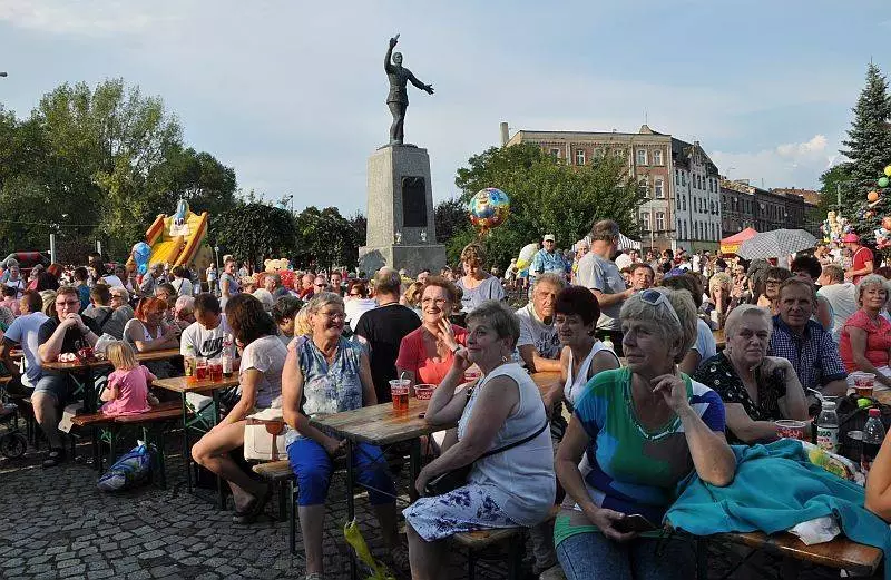 W sobotę na Placu Słowiańskim w Lipinach odbył się ostatni w tym roku Festyn Dzielnicowy, podczas którego zaśpiewali - Mirosław Jędrowski, Piotr Herdzina, Śląskie Trio Piotra Szefera i Hanys Bynd.