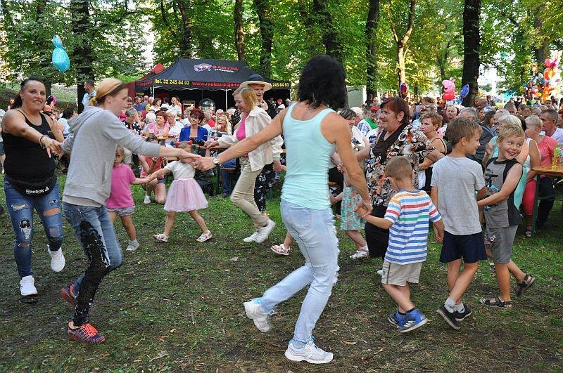 Pierwszy w tym roku Festyn Dzielnicowy za nami. W Centrum na Plantach Bytomskich mieszkańcy bawili się przy muzyce zespołów De Facto i Coco Afro, wystąpili też Brygida i Robert Łukowski.