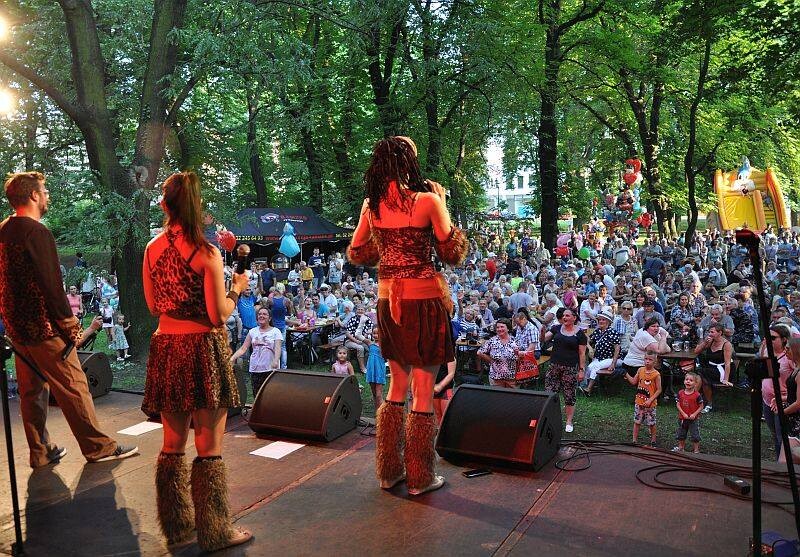 Pierwszy w tym roku Festyn Dzielnicowy za nami. W Centrum na Plantach Bytomskich mieszkańcy bawili się przy muzyce zespołów De Facto i Coco Afro, wystąpili też Brygida i Robert Łukowski.