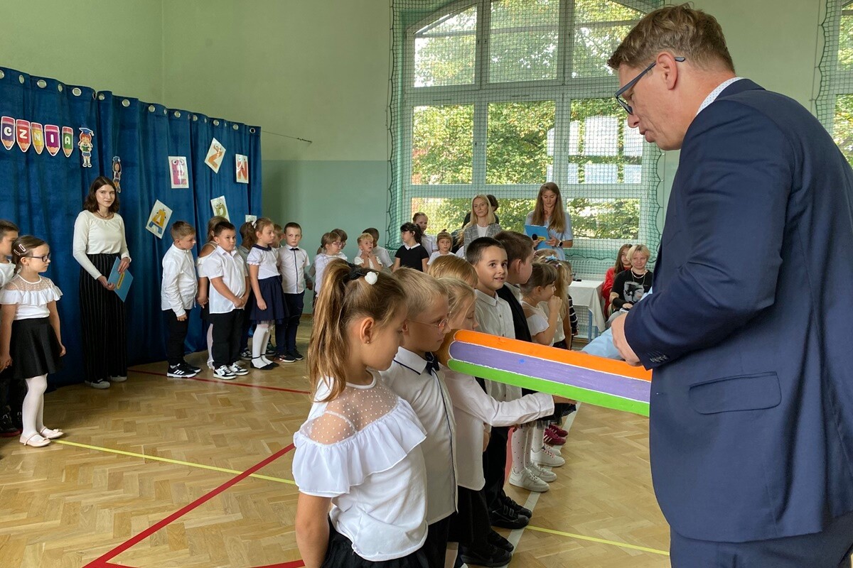 Otwarcie placu zabaw i pasowanie na ucznia w SP 17 / fot. FB Daniel Beger