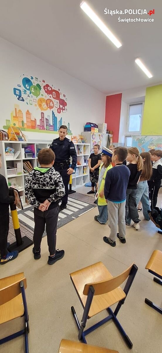 Policjanci uczą dzieci zasad ruchu drogowego w SP4 / fot. KMP Świętochłowice