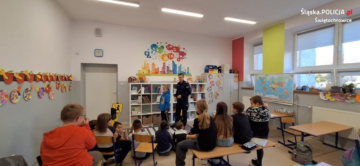 Policjanci uczą dzieci zasad ruchu drogowego w SP4 / fot. KMP Świętochłowice