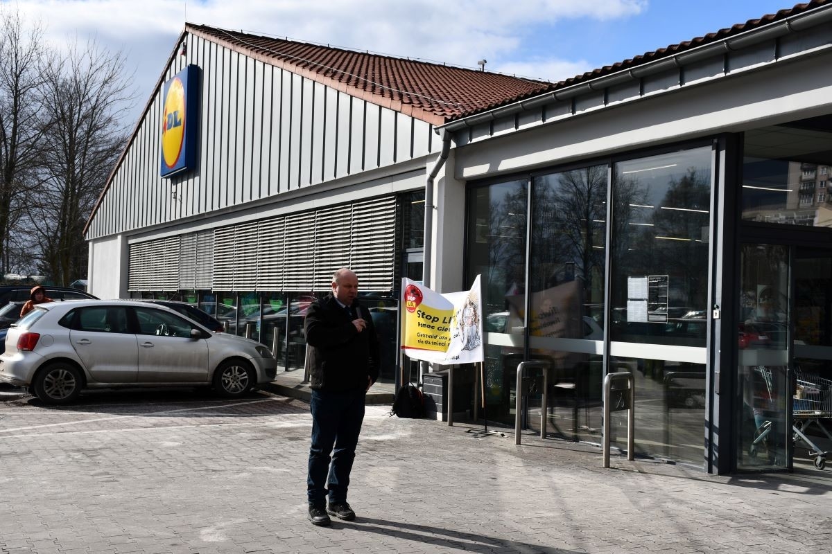 Przed świętochłowickimi sklepami Lidl zorganizowano pikiety, sprzeciwiające się budowie Centrum Dystrybucyjnego Lidl w Gietrzwałdzie