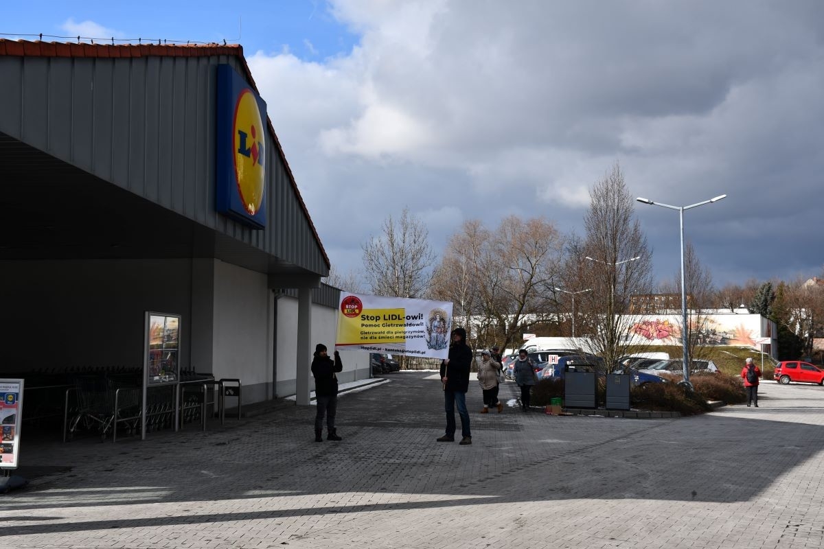 Przed świętochłowickimi sklepami Lidl zorganizowano pikiety, sprzeciwiające się budowie Centrum Dystrybucyjnego Lidl w Gietrzwałdzie