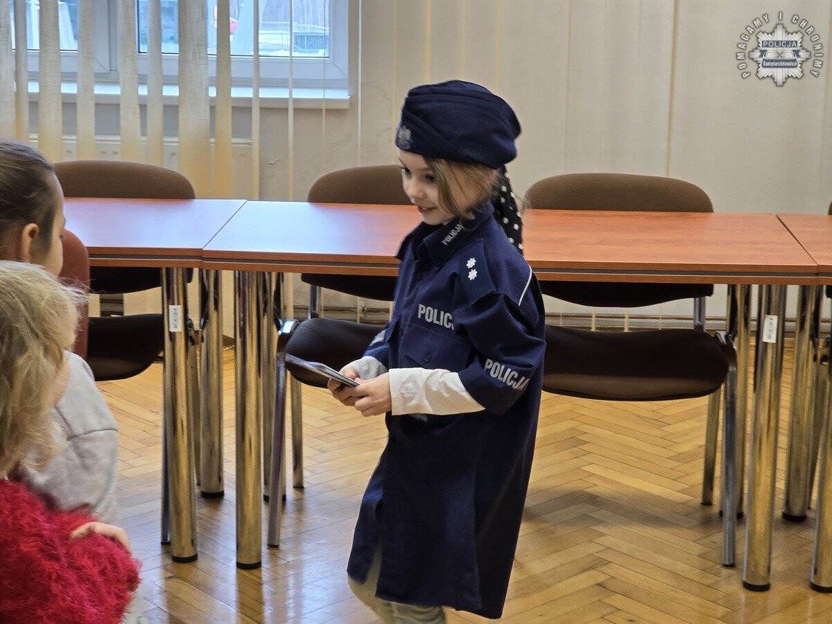 Przedszkolaki odwiedziły komendę policji w Świętochłowicach / fot. KMP Świętochłowice