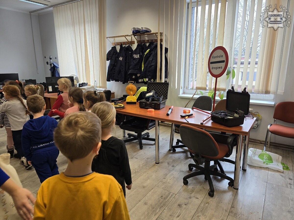 Przedszkolaki odwiedziły komendę policji w Świętochłowicach / fot. KMP Świętochłowice
