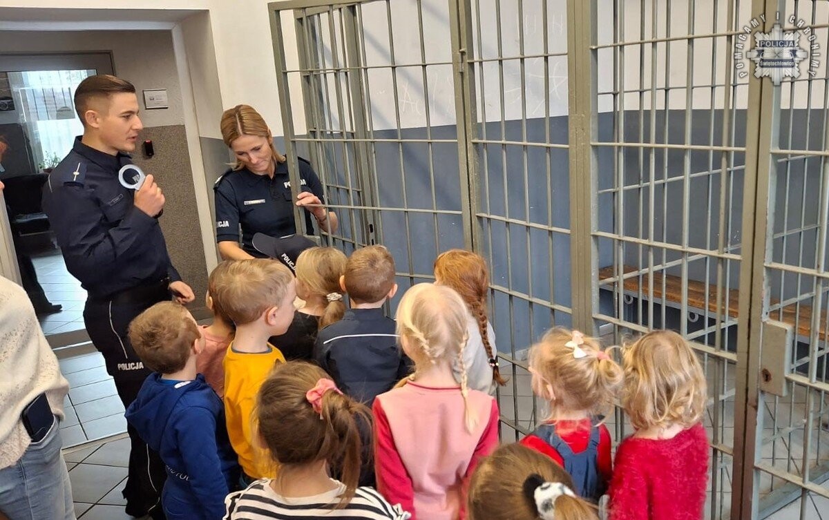 Przedszkolaki odwiedziły komendę policji w Świętochłowicach / fot. KMP Świętochłowice