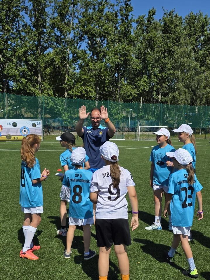 Świętochłowicki OSIR "Skałka" stał się miejscem kolejnej odsłony kampanii "Dziewczyny. Drużyna nie tylko na boisku", mającej na celu promowanie piłki nożnej wśród młodych dziewcząt. / fot. FB Daniel Beger