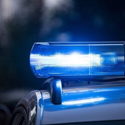 Gro&#378;ny wypadek na ulicy &#321;agiewnickiej - samochód uderzy&#322; w s&#322;up. Kierowca w szpitalu