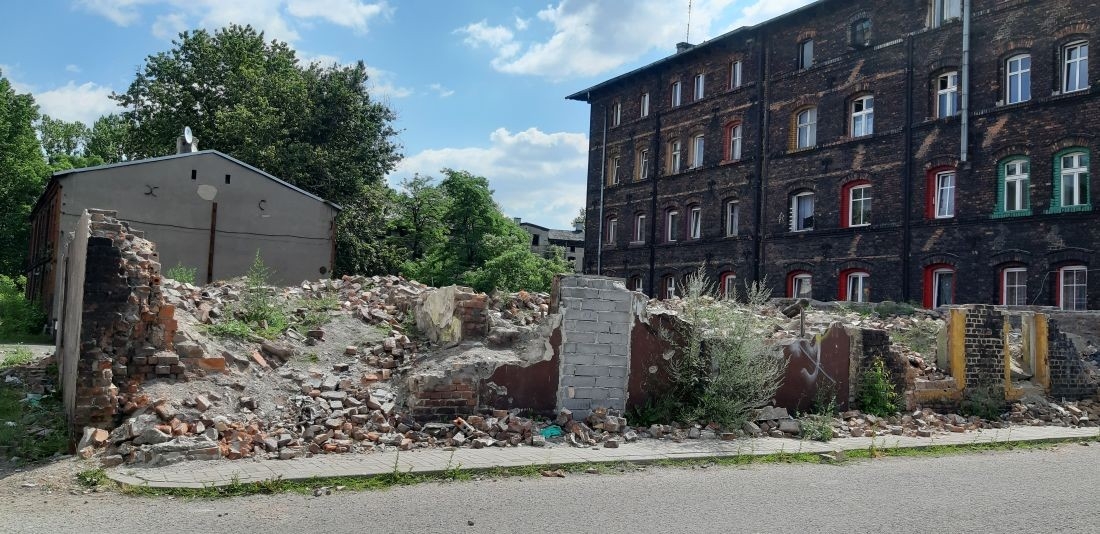 Gruzy po wyburzonym familoku zamieniaj&#261; si&#281; w dzikie wysypisko &#347;mieci i... plac zabaw