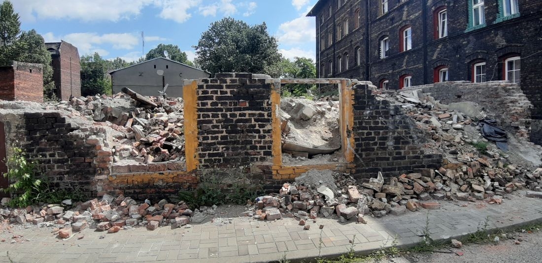 Gruzy po wyburzonym familoku zamieniaj&#261; si&#281; w dzikie wysypisko &#347;mieci i... plac zabaw