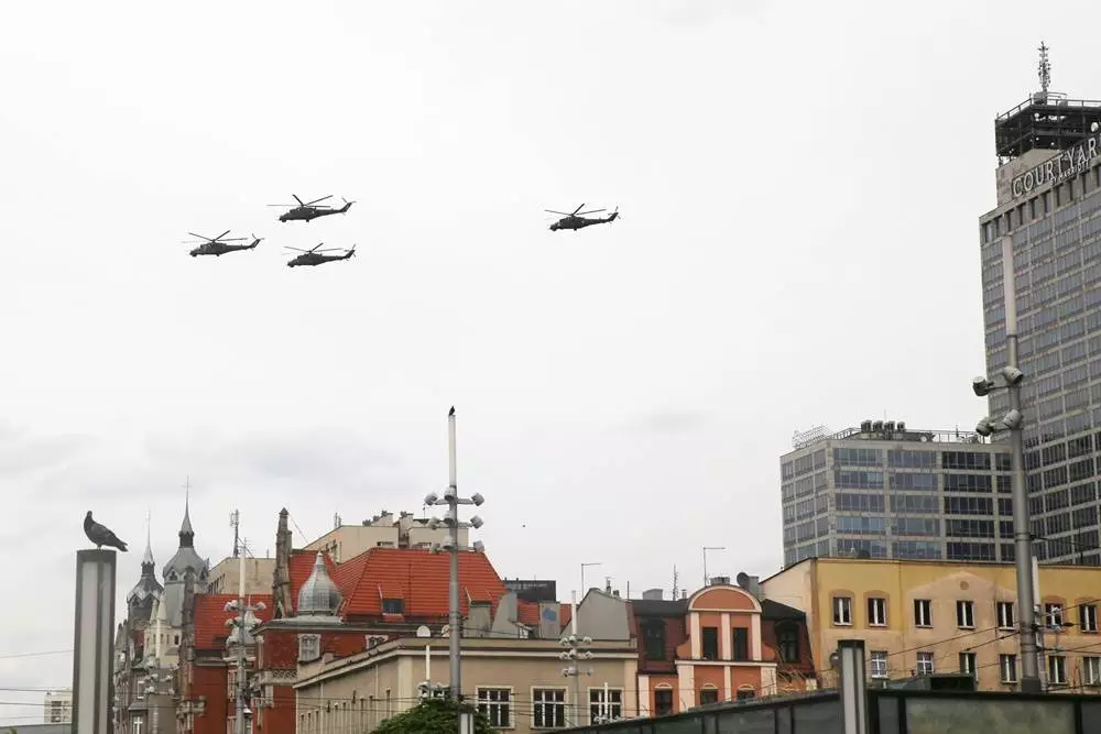Helikoptery wojskowe i samoloty przelecia&#322;y wczoraj nad &#346;wi&#281;toch&#322;owicami