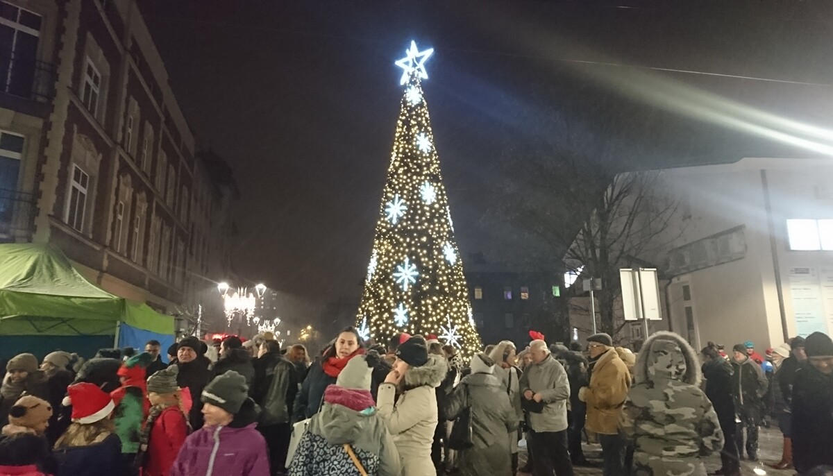 Inaguracja sezonu świątecznego na miejskim deptaku.