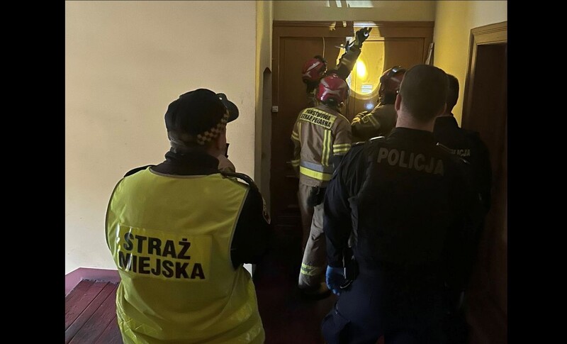 Kobieta wołała o pomoc z mieszkania. Pilna interwencja służb w Świętochłowicach