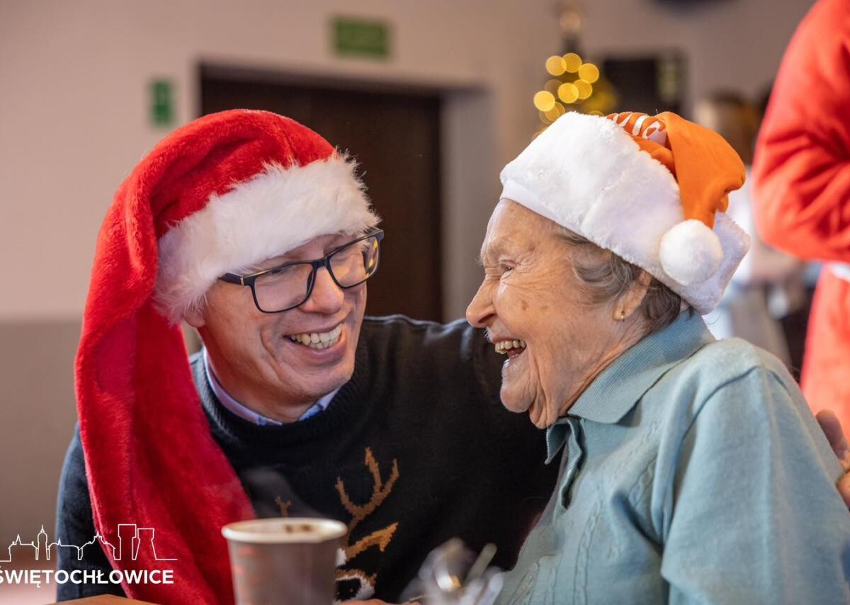 Przedświąteczne spotkanie w Młodzieżowym Domu Kultury. Z seniorami kolędował prezydent / fot. Daniel Beger FB