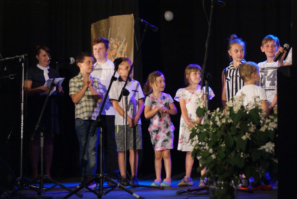 W Centrum Kultury Śląskiej &#8222;Grota&#8221; na Lipinach odbył się koncert z okazji Dnia Matki. Wydarzenie było od dawna przygotowane przez najmłodszych i ich opiekunów, a chociaż dla wielu młodych artystów był to zapewne pierwszy taki występ w życiu, żadnej tremy wśród nich nie dało się nawet przez sekundę wyczuć.