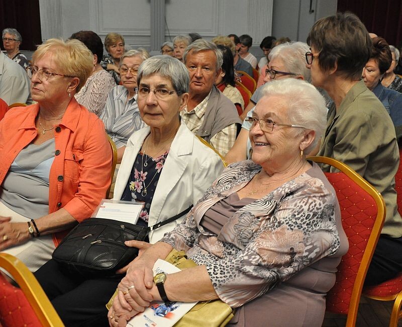 Pierwsi świętochłowiccy seniorzy otrzymali bezpłatnie Koperty Życia, które wczoraj w Centrum Kultury Śląskiej wręczył im prezydent Dawid Kostempski.