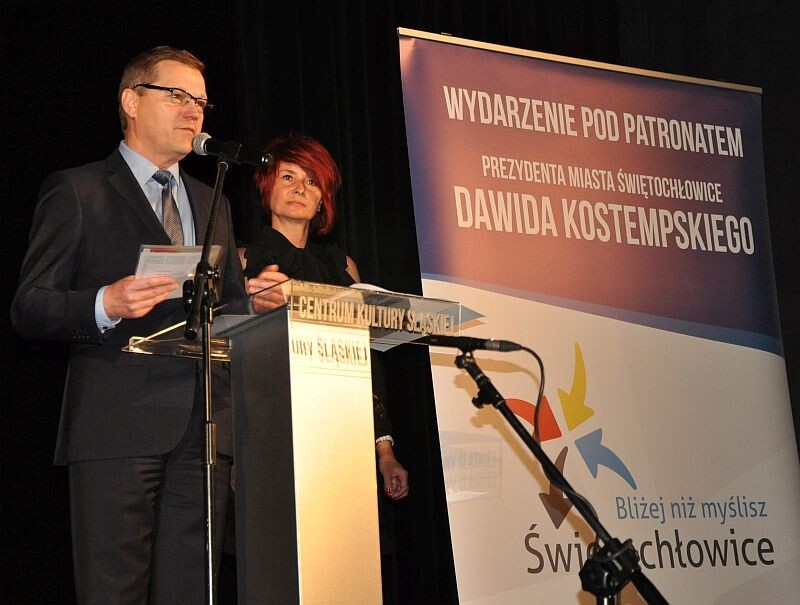 Pierwsi świętochłowiccy seniorzy otrzymali bezpłatnie Koperty Życia, które wczoraj w Centrum Kultury Śląskiej wręczył im prezydent Dawid Kostempski.