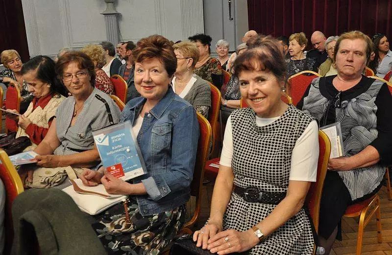 Pierwsi świętochłowiccy seniorzy otrzymali bezpłatnie Koperty Życia, które wczoraj w Centrum Kultury Śląskiej wręczył im prezydent Dawid Kostempski.