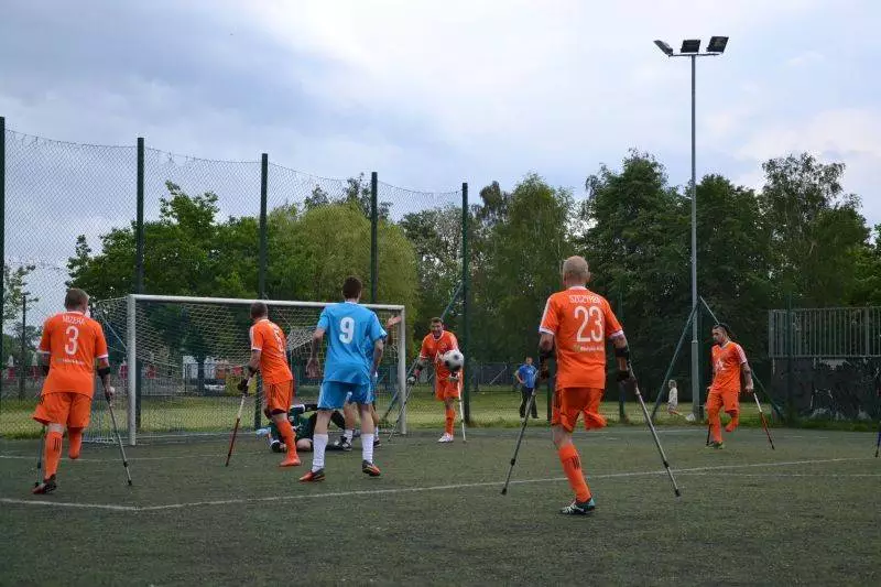 Zawodnicy Kuloodporni Bielsko-Biała, drużyny Amp Futbolu będą raz w tygodniu trenować na boisku Orlik na &#8222;Skałce&#8221;. Dołączyć może do nich każdy kto jest po jednostronnej amputacji górnej lub dolnej kończyny.