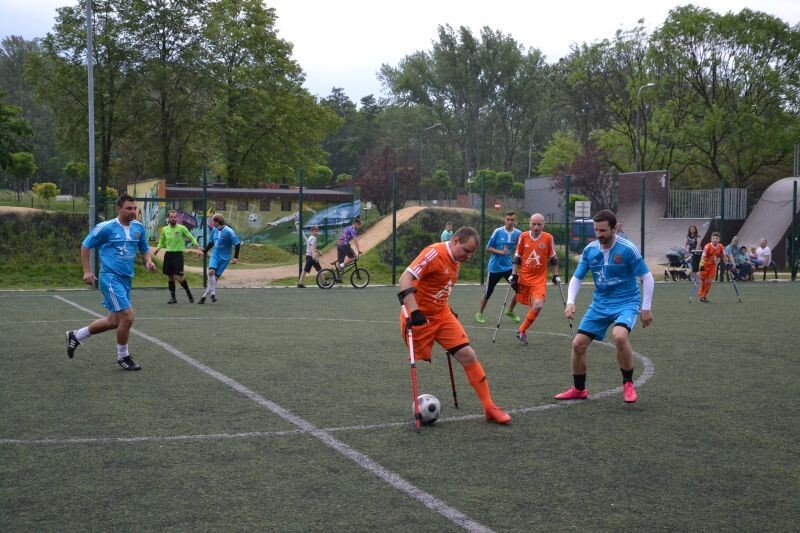 Zawodnicy Kuloodporni Bielsko-Biała, drużyny Amp Futbolu będą raz w tygodniu trenować na boisku Orlik na &#8222;Skałce&#8221;. Dołączyć może do nich każdy kto jest po jednostronnej amputacji górnej lub dolnej kończyny.