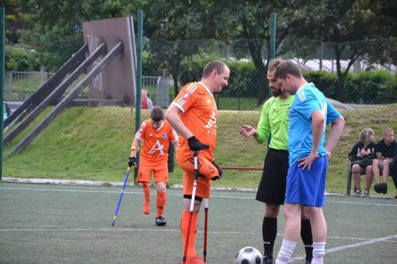 Zawodnicy Kuloodporni Bielsko-Biała, drużyny Amp Futbolu będą raz w tygodniu trenować na boisku Orlik na &#8222;Skałce&#8221;. Dołączyć może do nich każdy kto jest po jednostronnej amputacji górnej lub dolnej kończyny.