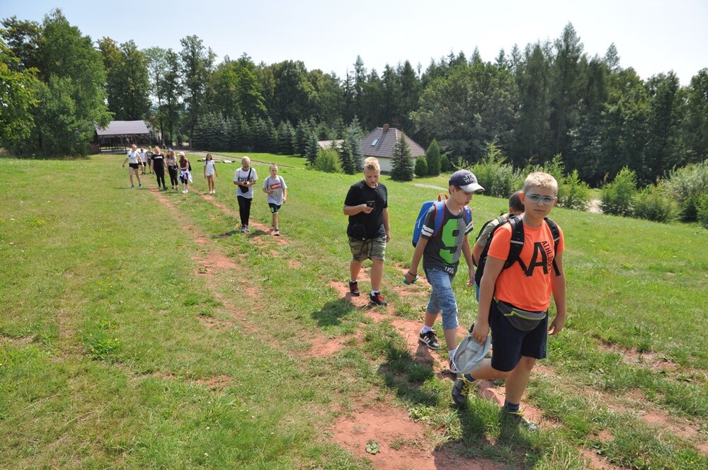 Od kilku lat w Szkole Podstawowej nr 2 w Świętochłowicach funkcjonują klasy sportowe o profilu siatkówka. Tego lata uczniowie po raz pierwszy mieli okazję uczestniczyć w letnim obozie siatkarskim, który zorganizowany został przez dyrektora szkoły i trenera, pana Marka Reicha.