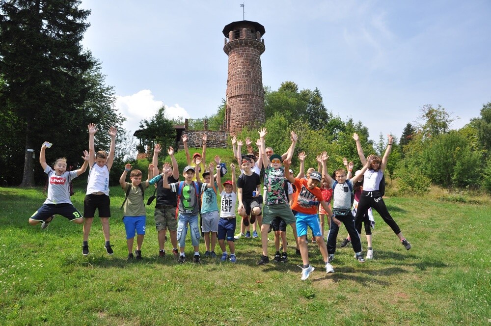 Od kilku lat w Szkole Podstawowej nr 2 w Świętochłowicach funkcjonują klasy sportowe o profilu siatkówka. Tego lata uczniowie po raz pierwszy mieli okazję uczestniczyć w letnim obozie siatkarskim, który zorganizowany został przez dyrektora szkoły i trenera, pana Marka Reicha.