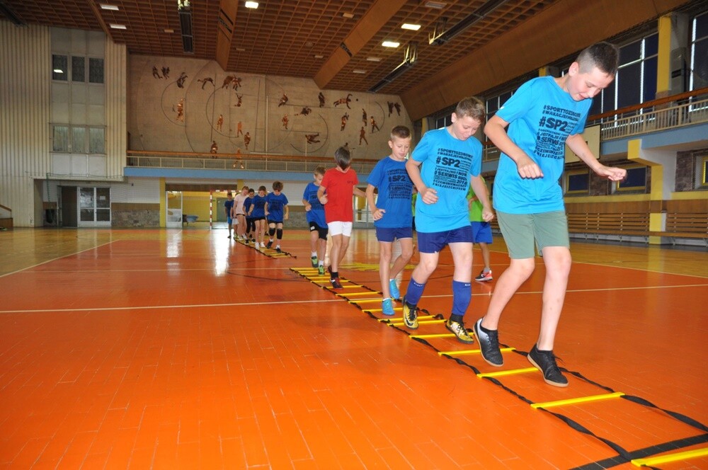 Od kilku lat w Szkole Podstawowej nr 2 w Świętochłowicach funkcjonują klasy sportowe o profilu siatkówka. Tego lata uczniowie po raz pierwszy mieli okazję uczestniczyć w letnim obozie siatkarskim, który zorganizowany został przez dyrektora szkoły i trenera, pana Marka Reicha.