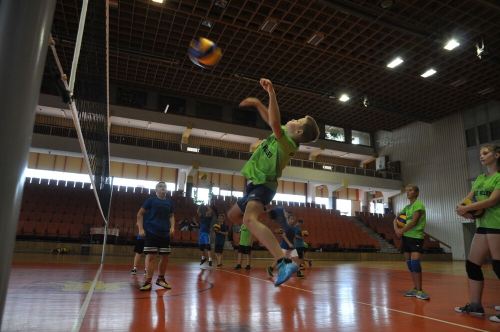 Od kilku lat w Szkole Podstawowej nr 2 w Świętochłowicach funkcjonują klasy sportowe o profilu siatkówka. Tego lata uczniowie po raz pierwszy mieli okazję uczestniczyć w letnim obozie siatkarskim, który zorganizowany został przez dyrektora szkoły i trenera, pana Marka Reicha.